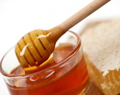 Trị môi khô rất đơn giản với mật ong