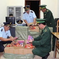 Thu giữ gần 3 tấn pháo điện nhập lậu từ Trung Quốc