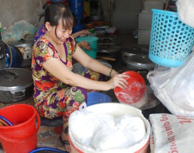 Nơi độc nhất ở Sài Gòn cả phố bán cơm trắng 3.000 đồng cho dân nghèo