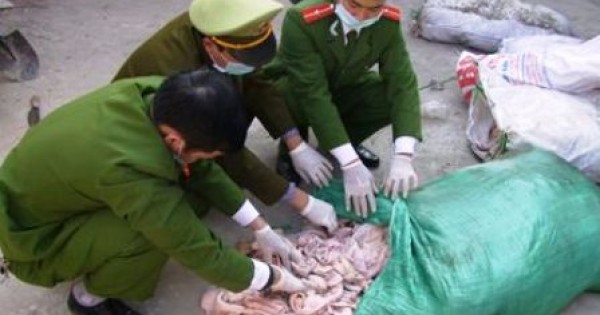 Quảng Ninh: Tiêu hủy gần 2 tấn thực phẩm bẩn bốc mùi hôi thối