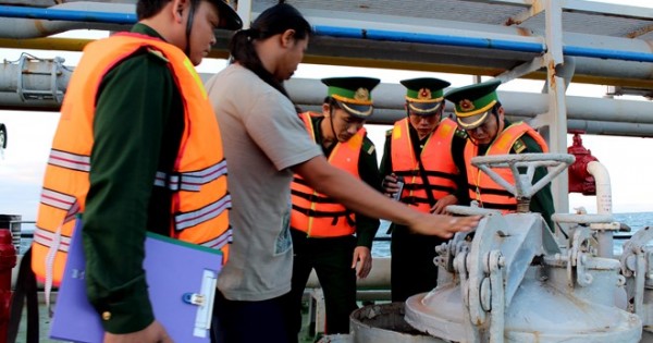 Lực lượng Biên phòng Quảng Ngãi bắt giữ tàu nước ngoài vận chuyển xăng không rõ nguồn gốc