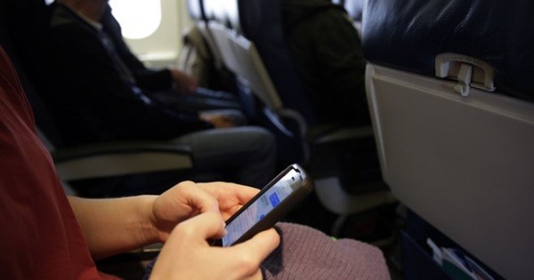 Điều gì xảy ra khi khách không tắt điện thoại trên máy bay?