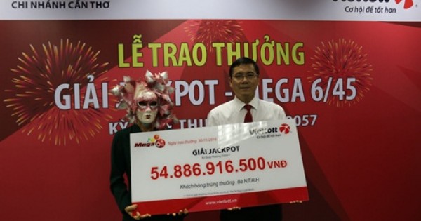 Khách hàng ở Vĩnh Long nhận giải Jackpot gần 55 tỷ đồng của Vietlott