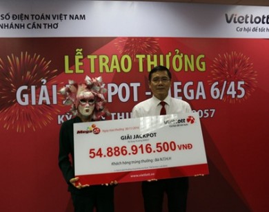 Khách hàng ở Vĩnh Long nhận giải Jackpot gần 55 tỷ đồng của Vietlott