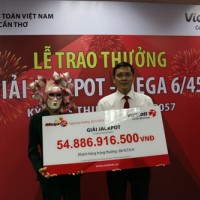 Khách hàng ở Vĩnh Long nhận giải Jackpot gần 55 tỷ đồng của Vietlott