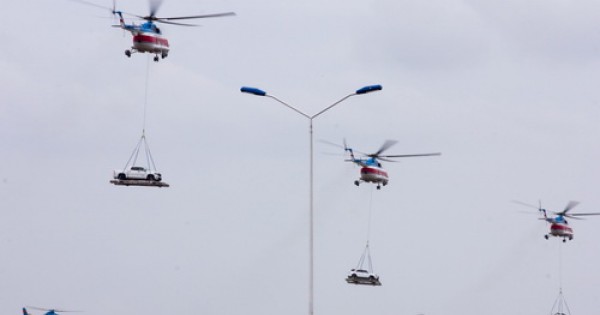 Trực thăng cẩu ôtô bay trên bầu trời Vũng Tàu