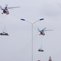 Trực thăng cẩu ôtô bay trên bầu trời Vũng Tàu