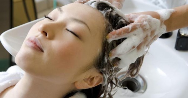 Khoản thu trăm triệu và bàn tay khô ráp của nữ nhân viên gội đầu