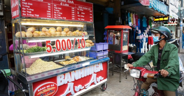 Ổ bánh mì 5.000 ở Sài Gòn: Bánh thì rẻ nhưng tình người thì đắt!