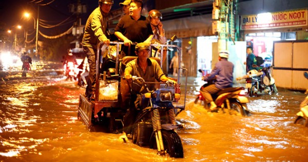 Triều cường dâng cao, người Sài Gòn khốn khổ "lội suối, bơi sông" về nhà