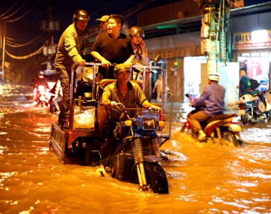 Triều cường dâng cao, người Sài Gòn khốn khổ "lội suối, bơi sông" về nhà