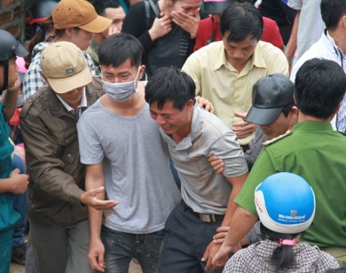 Vụ sạt lở núi ở Khánh Hòa: Chồng đau đớn gào khóc nhìn thi thể vợ và con trai bị đất đá chôn vùi