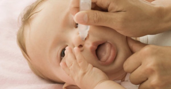Sai lầm phổ biến khi dùng nước muối sinh lý hại nghiêm trọng tới trẻ