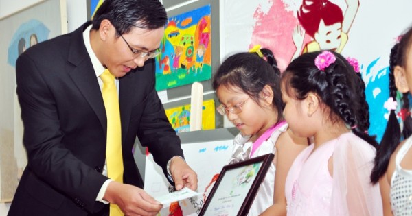 Hưng Thịnh Corp trao tặng 3 triệu cuốn vở cho học sinh vùng lũ miền Trung
