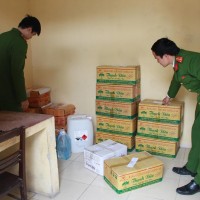 Kinh hoàng sản xuất dấm gạo giả bằng axit pha với nước lã