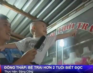 Đồng Tháp: Cậu bé 2 tuổi bỗng dưng biết đọc khiến nhiều người kinh ngạc