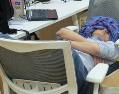 NÓNG: Đình chỉ Phó phòng Tư pháp TP Hạ Long ngủ gật trong giờ làm việc