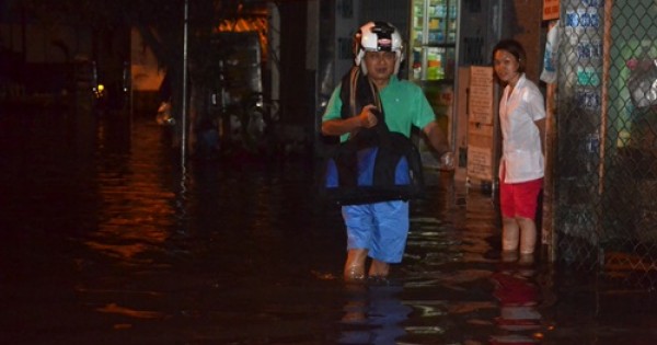 Dân Sài Gòn trắng đêm 'chạy lụt' do bung nắp cống ngăn triều cường