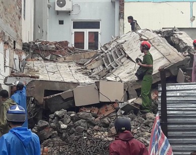 NÓNG: Sập trụ sở cũ báo Đà Nẵng, 2 người chết thảm