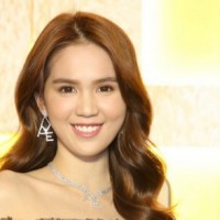 Ngọc Trinh khoe vòng kim cương 'AYE' do tỷ phú Hoàng Kiều tặng