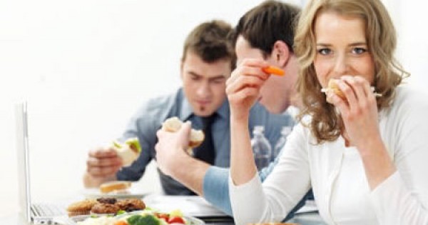 Thói quen làm giảm tuổi thọ nghiêm trọng khi ăn trưa nhiều người mắc
