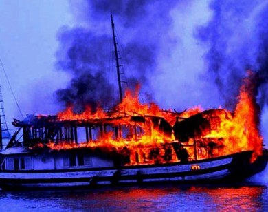 NÓNG: Tàu du lịch cháy nghi ngút trên vịnh Hạ Long