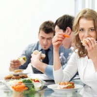 Thói quen làm giảm tuổi thọ nghiêm trọng khi ăn trưa nhiều người mắc