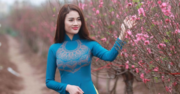 Thiếu nữ Hà Thành xúng xính váy áo bên hoa đào