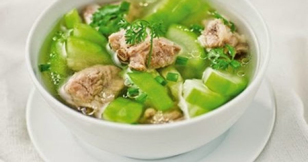 Nấu canh bí đao với sườn non ngon miễn chê