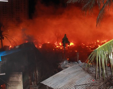 Cháy nghi ngút ở Nha Trang: Hơn 40 căn nhà bị thiêu rụi