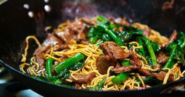 Làm mì bò chua cay ăn ngay buổi sáng ngon khó cưỡng