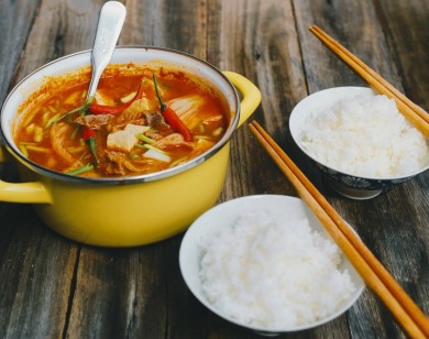 Nấu canh kim chi thịt gà hấp dẫn cho ngày Tết