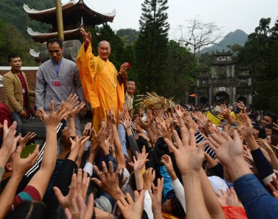 Hỗn loạn khi tranh lộc tại lễ khai hội chùa Hương
