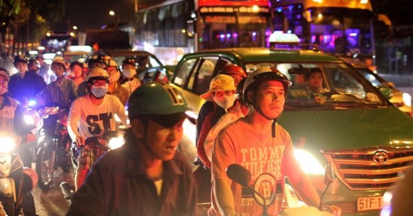 Hết Tết: Người dân lại đổ về Sài Gòn khiến giao thông ùn tắc nghiêm trọng