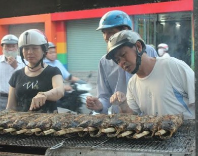 TP.HCM: Thị trường cá lóc nướng nhộn nhịp ngày vía Thần Tài