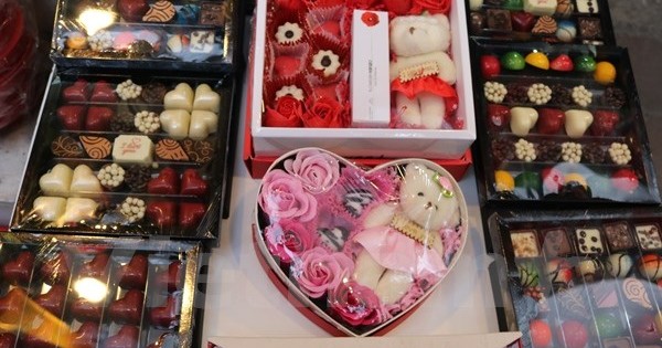 Nhộn nhịp thị trường quà tặng Valentine, chocolate vẫn hút khách