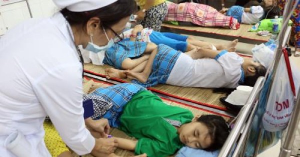 Nghiêm trọng: Hơn 100 học sinh tiểu học nhập viện nghi ngộ độc thực phẩm tại Vĩnh Long