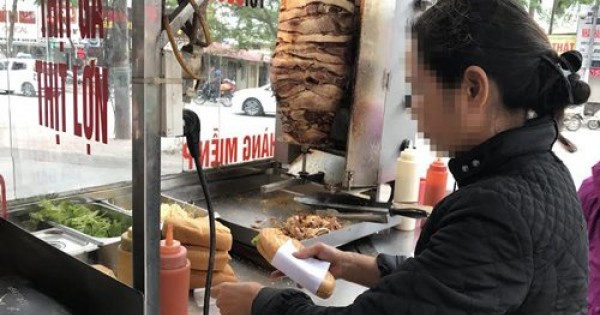 Xe đẩy bánh mì vỉa hè: Bán đều quanh năm, thu đủ tiền tỷ