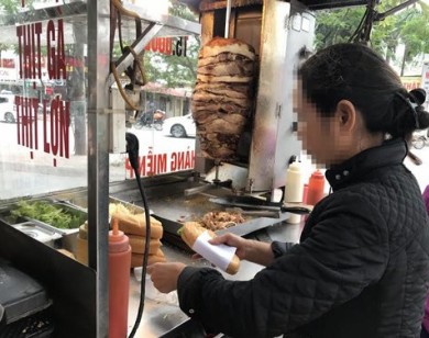 Xe đẩy bánh mì vỉa hè: Bán đều quanh năm, thu đủ tiền tỷ