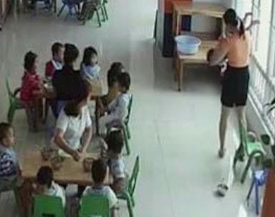 Cô giáo dốc ngược đầu trẻ, dọa vứt qua cửa sổ gây phẫn nộ