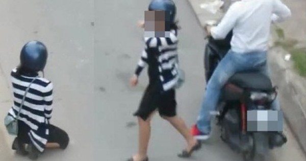 Video: Cô gái xuống xe, quỳ gối xin lỗi giữa đường Hà Nội mới được bạn trai đèo về