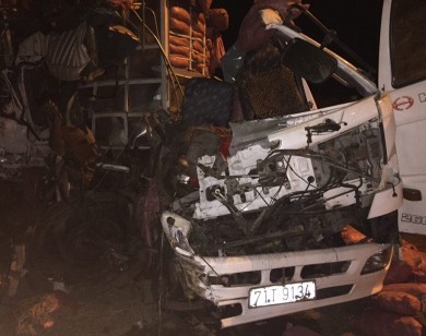Tai nạn ô tô nghiêm trọng: 12 người thương vong