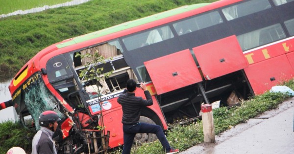 Nghệ An: Tai nạn liên hoàn, 28 người thoát chết