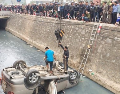 Hà Nội: Ô tô lật ngửa dưới mương nước, nữ tài xế được người dân cạy cửa đưa ra ngoài