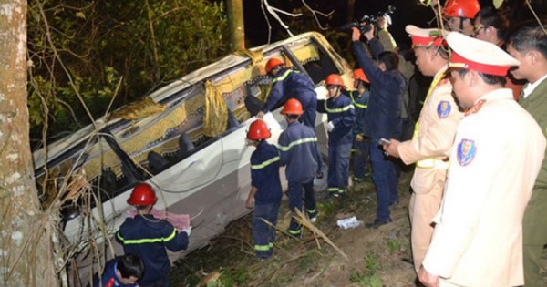 NÓNG: Xe khách lao xuống vực ở Lào Cai, 1 người chết, 22 bị thương