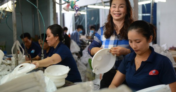 Cô bé bán chanh thành 'bà trùm' nồi cơm điện