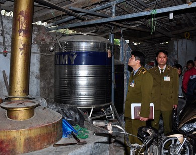 Quản lý thị trường Hà Nội phát hiện tịch thu 17.271 lít rượu