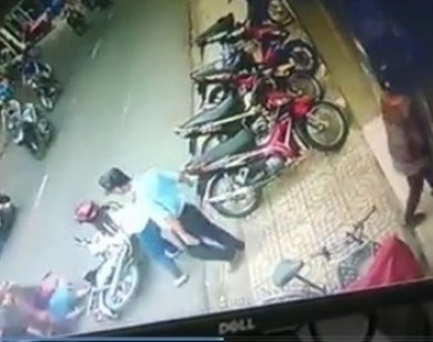 Mẹ dựng xe bất cẩn, con trai bị xe máy cán qua người bất tỉnh