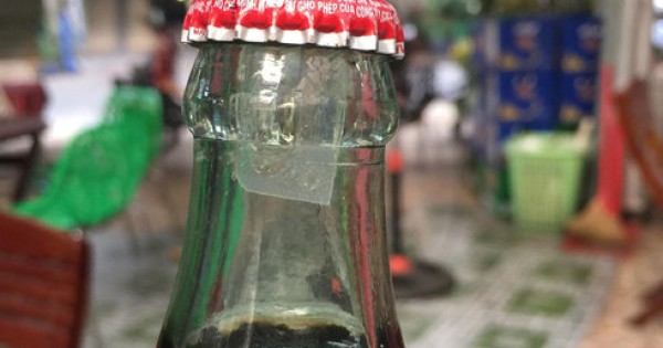 Phát hiện chai Coca-cola có 'dị vật' giống như thuốc