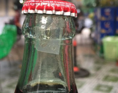 Phát hiện chai Coca-cola có 'dị vật' giống như thuốc